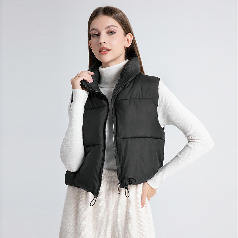 Extra lichte, korte gewatteerde bodywarmer voor dames met hoge opstaande kraag en koord