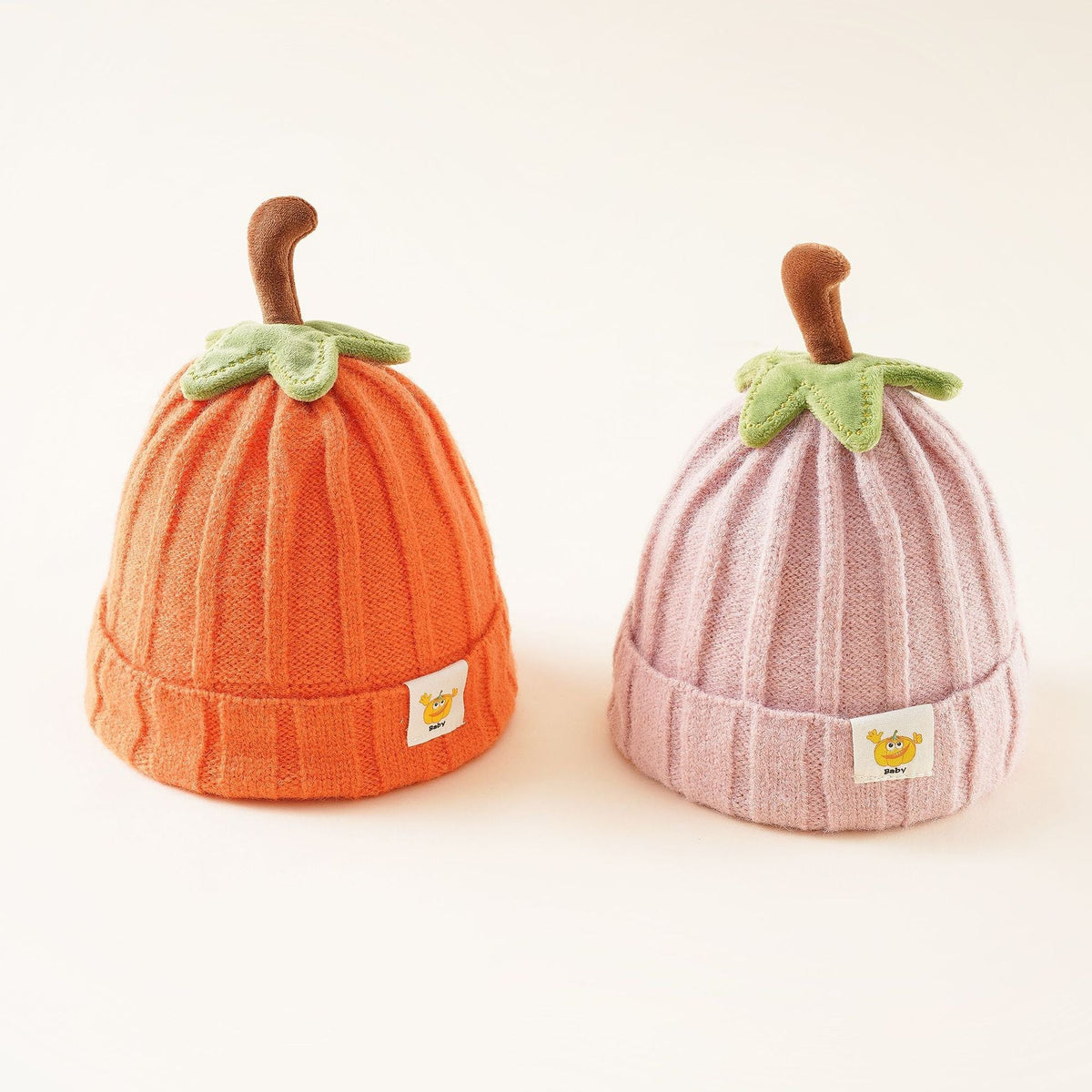 Babymutsje in pompoenlook met blaadje en steeltje