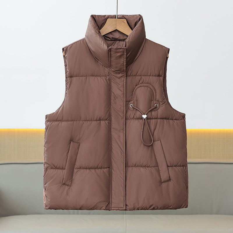Lichte gewatteerde bodywarmer voor dames met hoge opstaande kraag en koorddetail