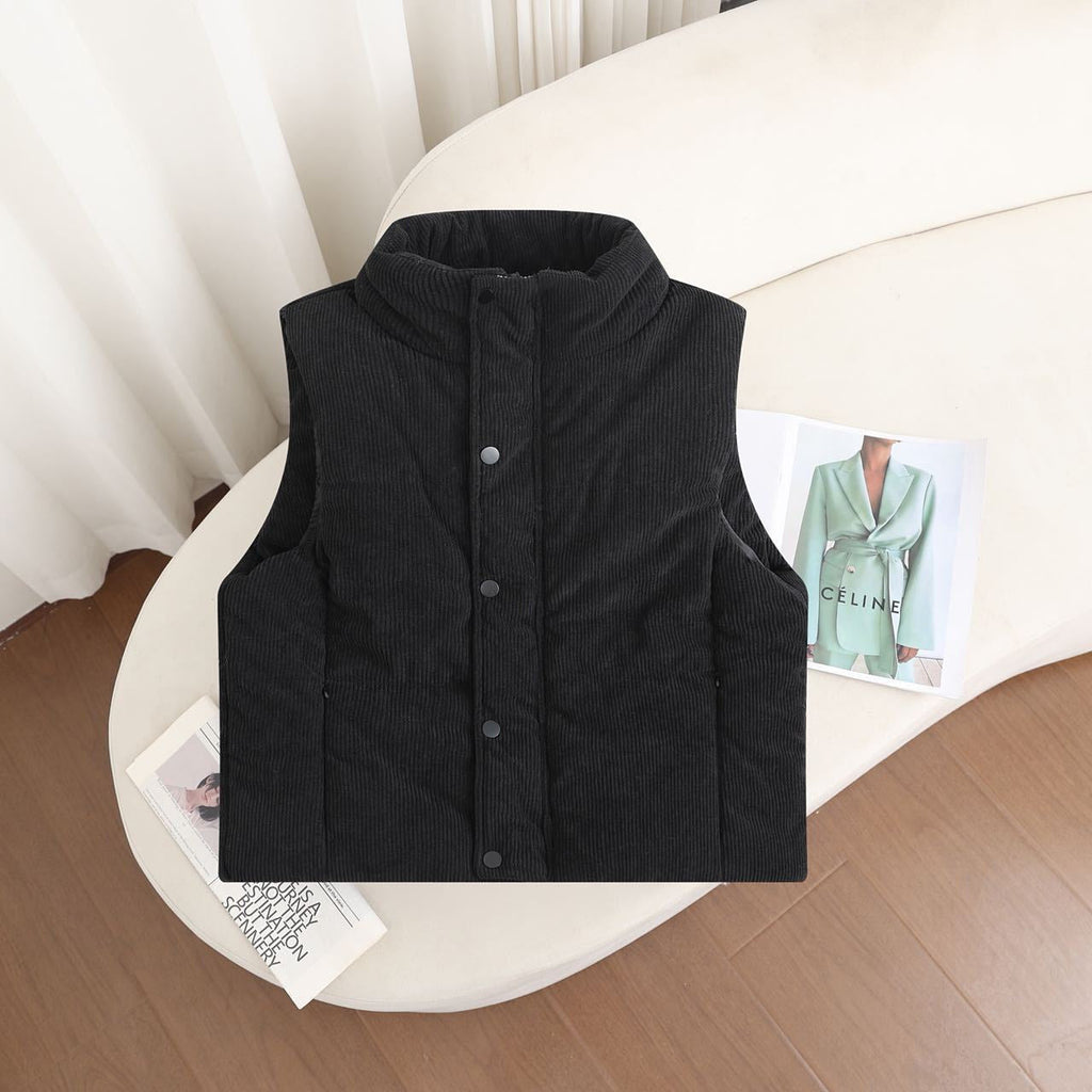 Korte gewatteerde bodywarmer voor dames met hoge opstaande kraag en drukknoopsluiting