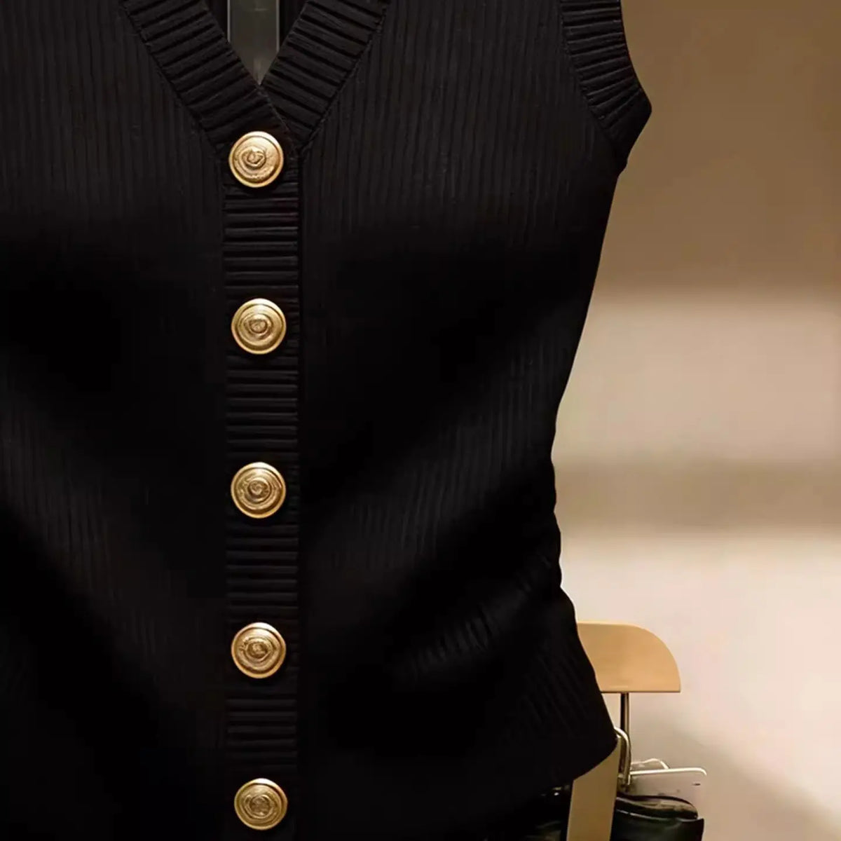 Gilet da donna in maglia nero con scollo a V e bottoni dorati