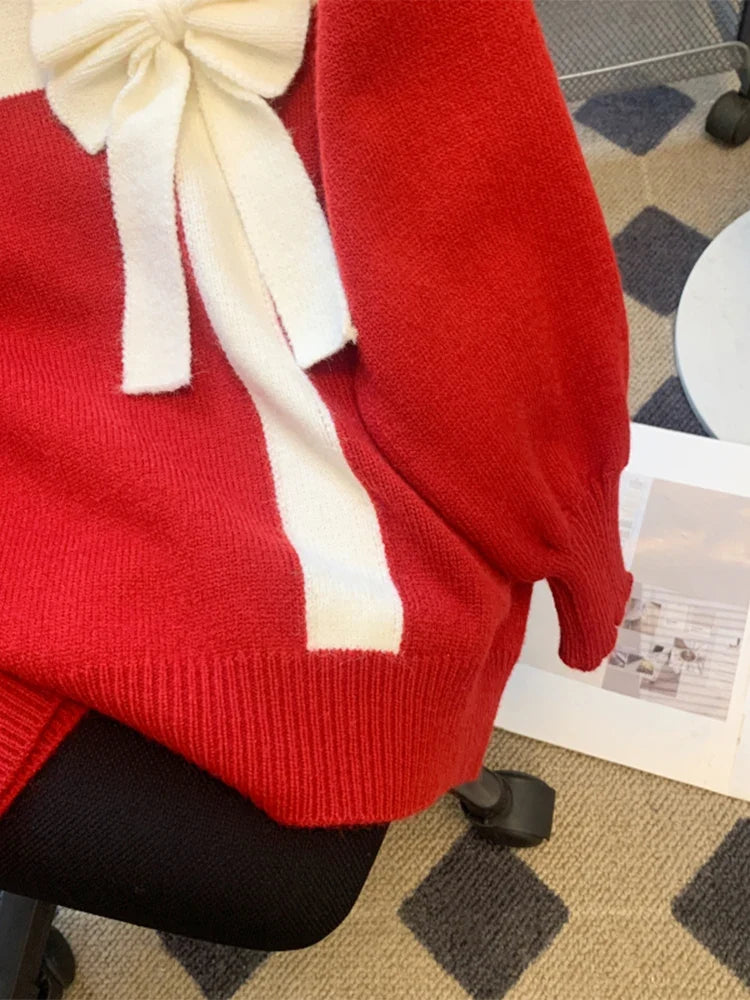 Roter Pullover mit weißem Band und Schleife