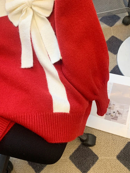 Roter Pullover mit weißem Band und Schleife
