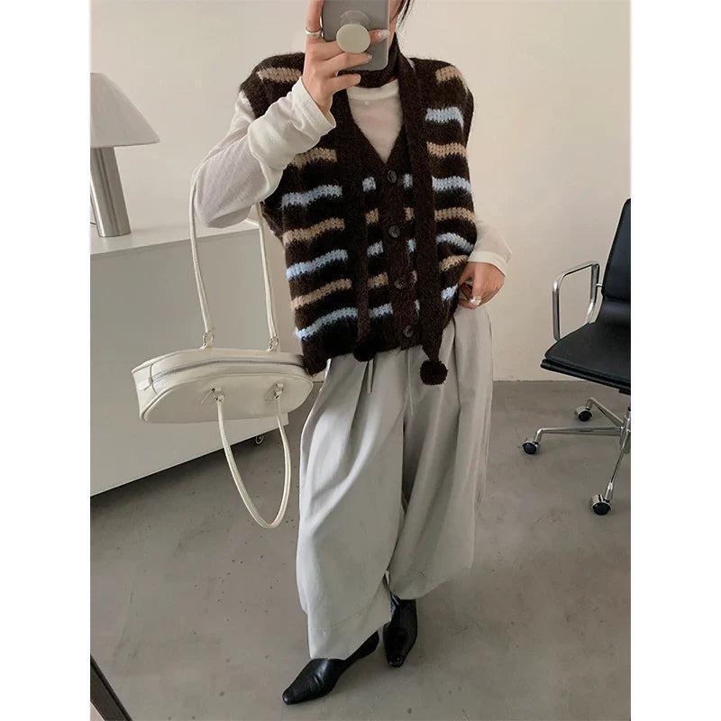 Gilet in maglia da donna lavorato a righe e pon pon, scollo a V
