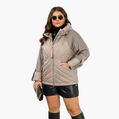 Damska oversize pikowana kurtka z kapturem – modny jesienno-zimowy look, plus size, miejski i na czas wolny