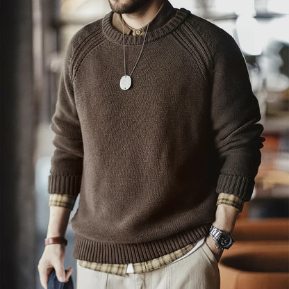 Brun strikpullover til herrer med rund hals og lange ærmer