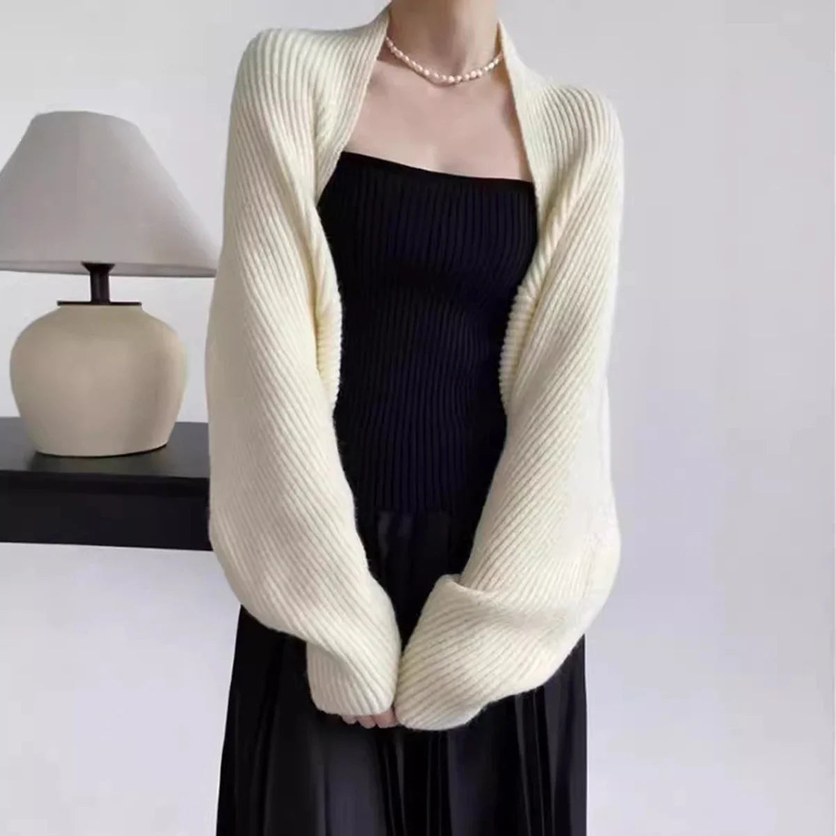 Ribstrikket bolero med lange ærmer