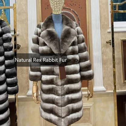 Cappotto in pelliccia sintetica a righe con collo