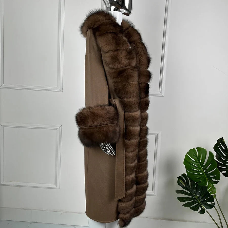 Cappotto invernale da donna con bordo in pelliccia e cintura da annodare, marrone