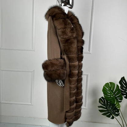 Cappotto invernale da donna con bordo in pelliccia e cintura da annodare, marrone