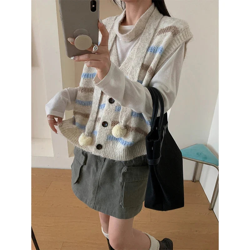 Gilet in maglia da donna lavorato a righe e pon pon, scollo a V