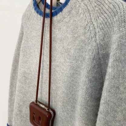 Damski sweter w casualowym stylu z kontrastowymi detalami i okrągłym dekoltem – idealny na co dzień