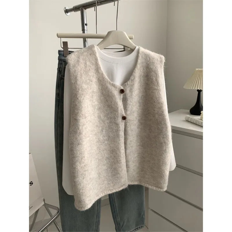 Gilet da donna in maglia con scollo a V e bottoni - Smanicato, lavorazione a trecce, vestibilità ampia