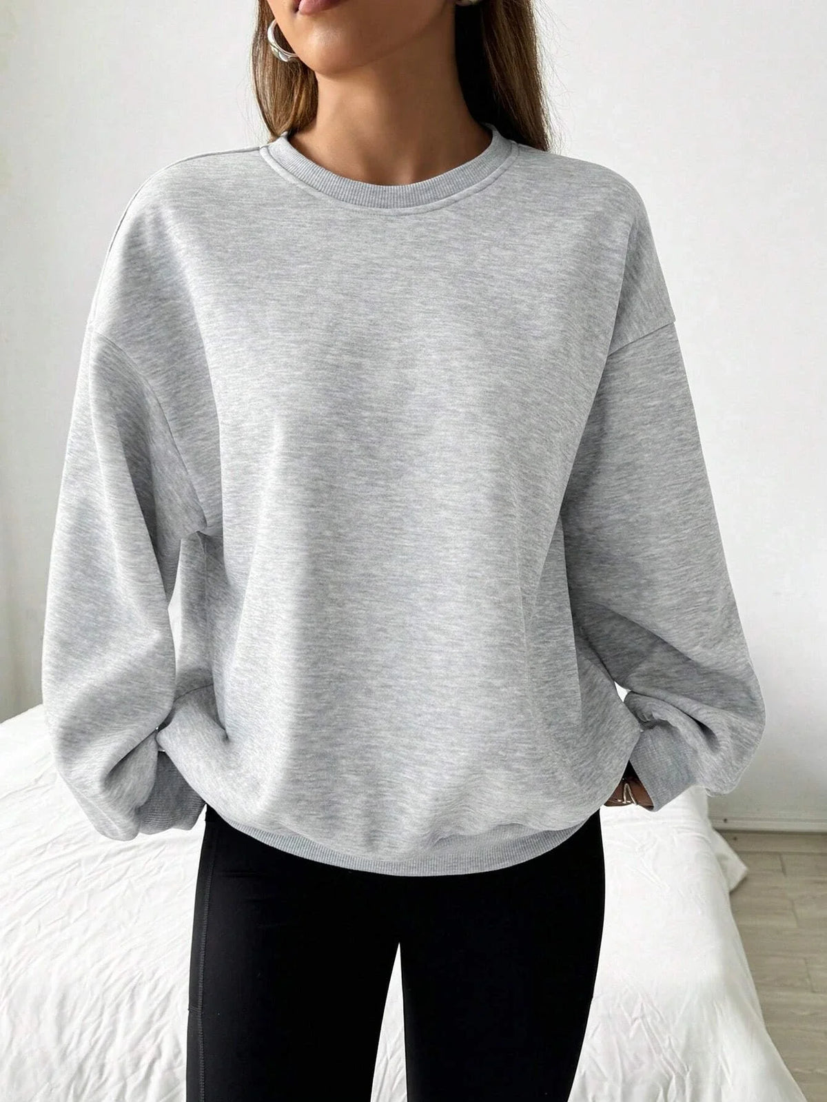 Oversize-sweatshirt til damer med rund hals, lange ærmer, grå pullover