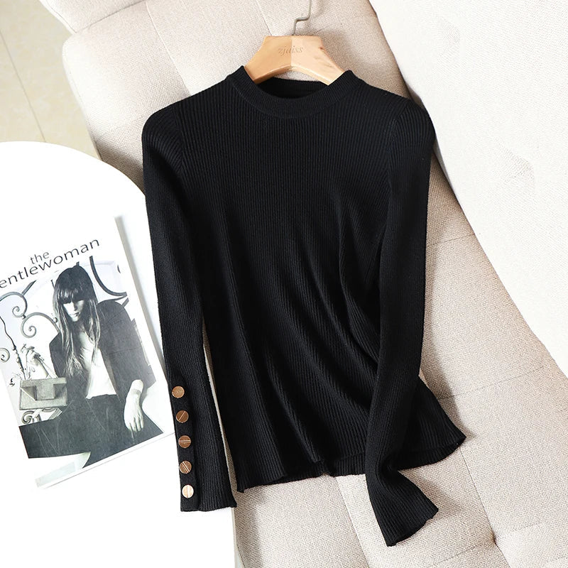 Gerippter Pullover mit Stehkragen und Zierknöpfen an den Ärmeln