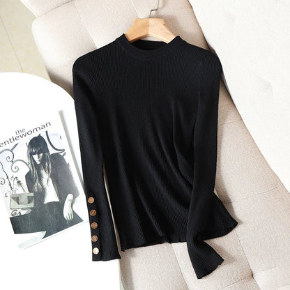 Gerippter Pullover mit Stehkragen und Zierknöpfen an den Ärmeln