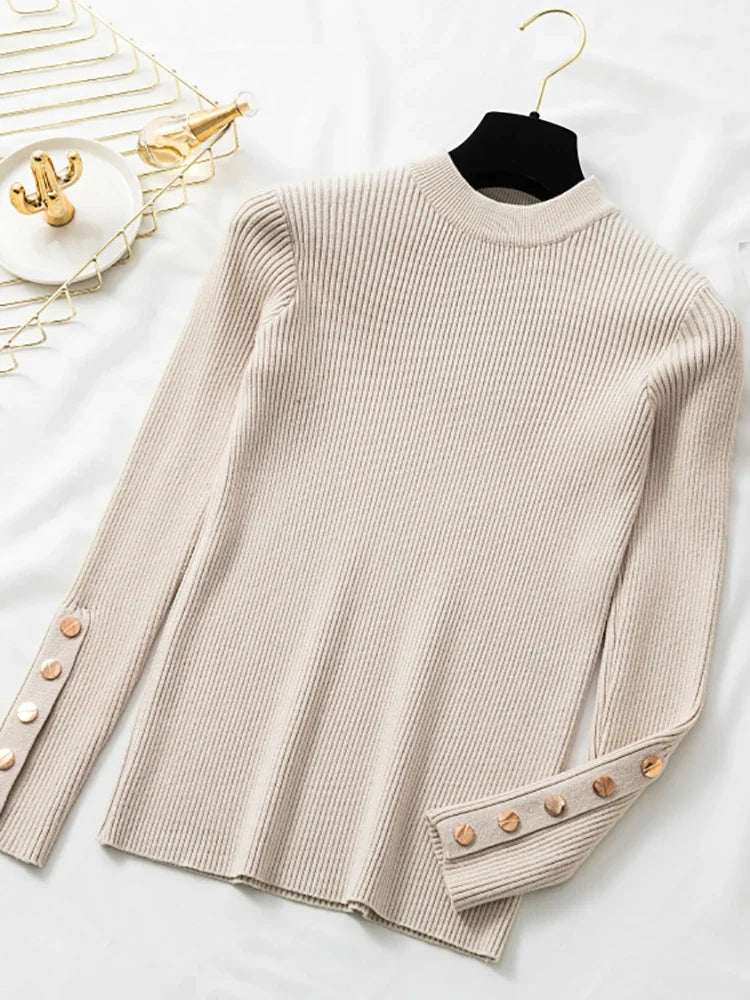 Gerippter Pullover mit Stehkragen und Zierknöpfen an den Ärmeln