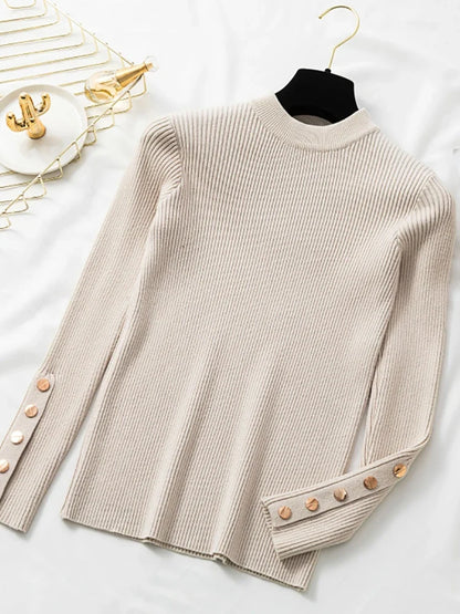 Gerippter Pullover mit Stehkragen und Zierknöpfen an den Ärmeln