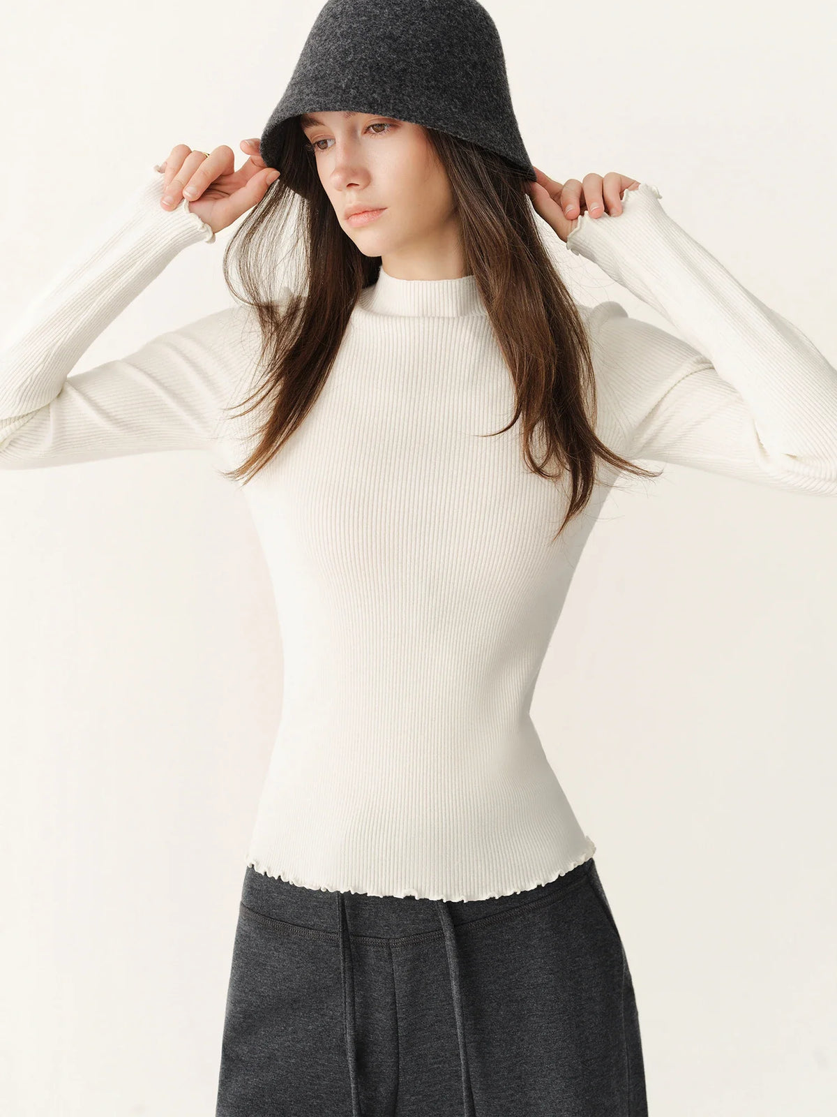 Geripptes Damen Langarmshirt mit Stehkragen und Wellenkanten