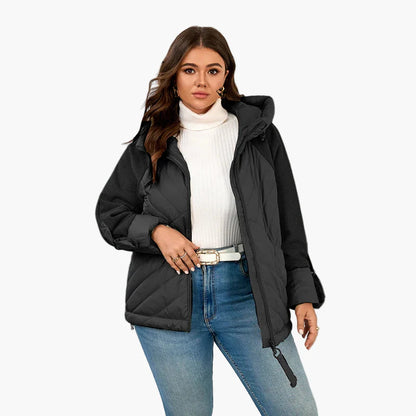 Damska oversize pikowana kurtka z kapturem – modny jesienno-zimowy look, plus size, miejski i na czas wolny