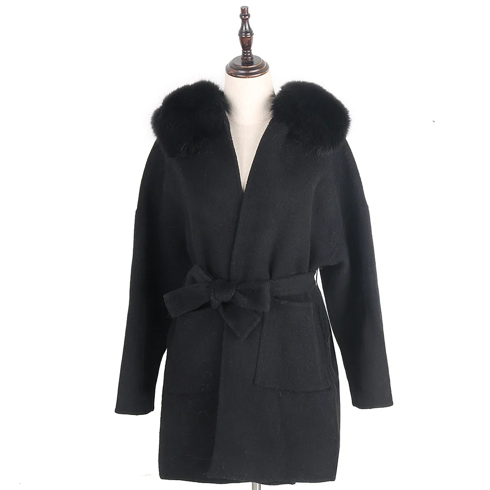 Damen Kurzmantel mit Kapuze, Pelzbesatz und Bindegürtel – Elegante Winterjacke