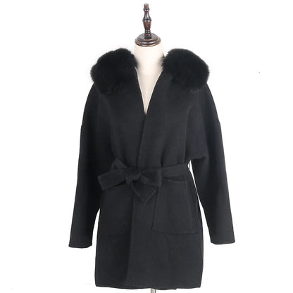 Damen Kurzmantel mit Kapuze, Pelzbesatz und Bindegürtel – Elegante Winterjacke