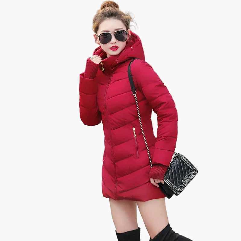 Cappotto trapuntato invernale da donna con cappuccio e collo in pelliccia – Look elegante da città per giornate fredde