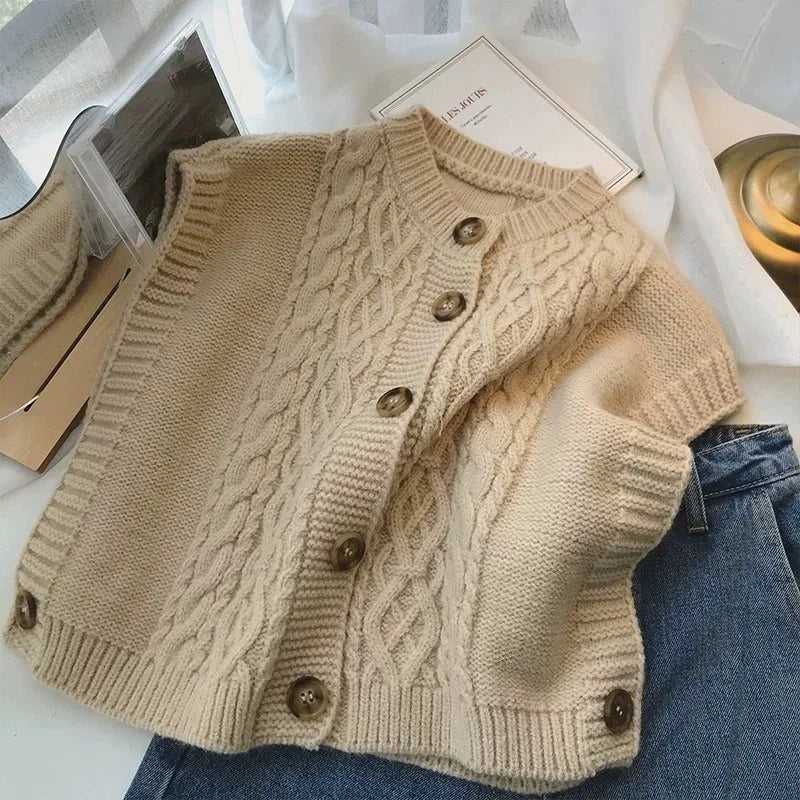Strikket vest dame med flettemønster og knapper – ermeløs cardigan i flere farger