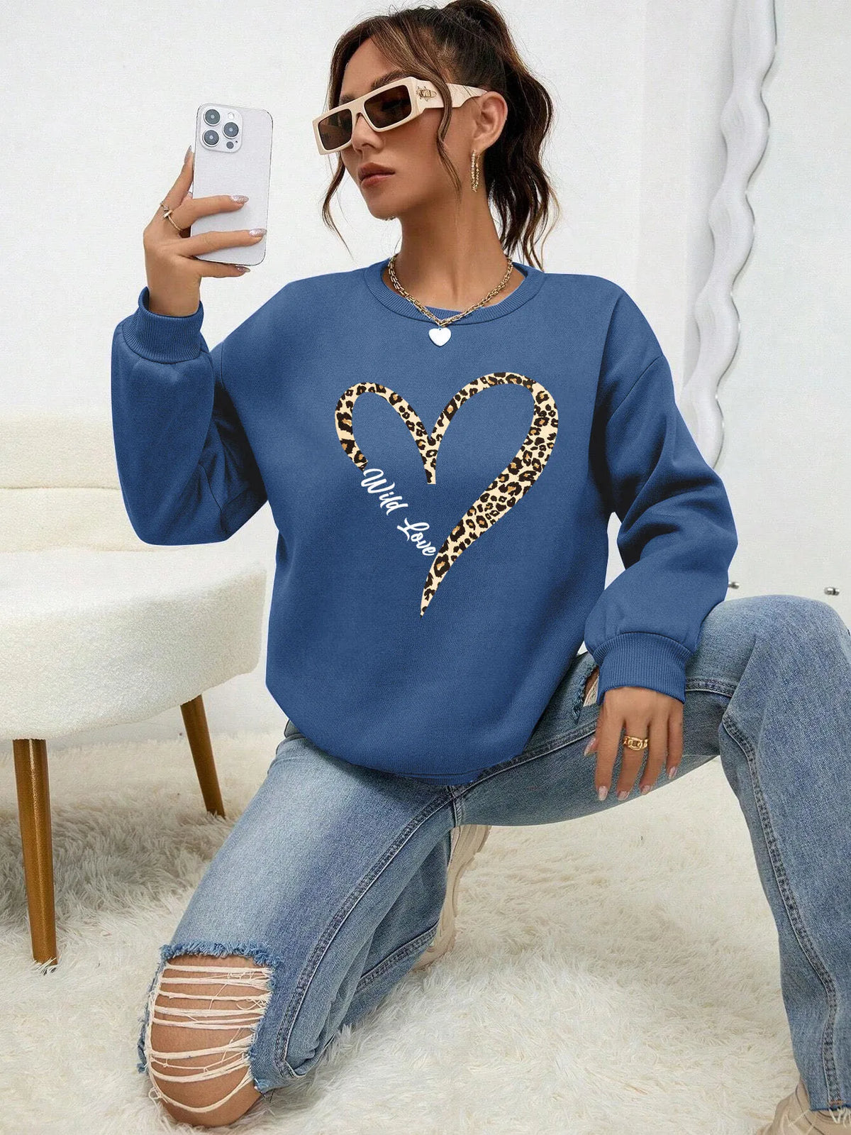 Sweat-shirt bleu pour femme avec imprimé cœur léopard, col rond et manches longues