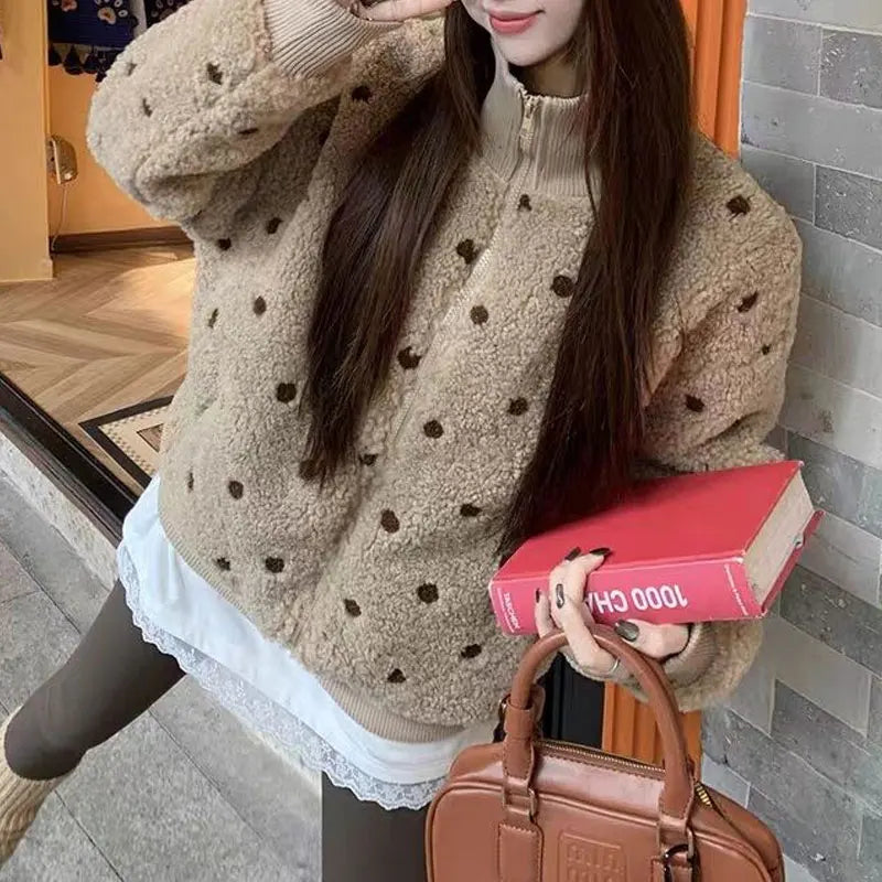 Teddyfleecejakke til damer med ståkrave og prikket mønster, lynlås, beige