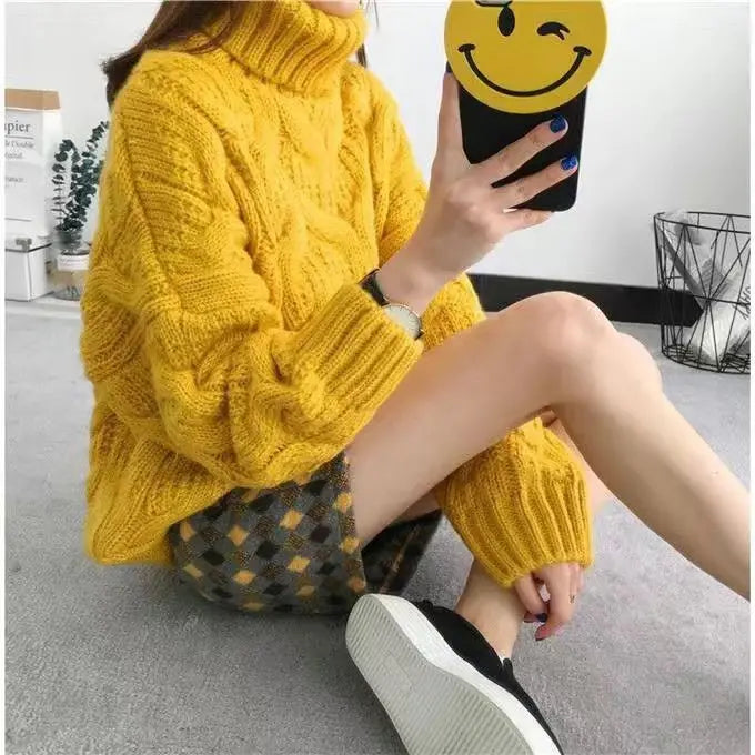 Dolcevita da donna giallo con motivo a treccia, lavorazione a maglia grossa
