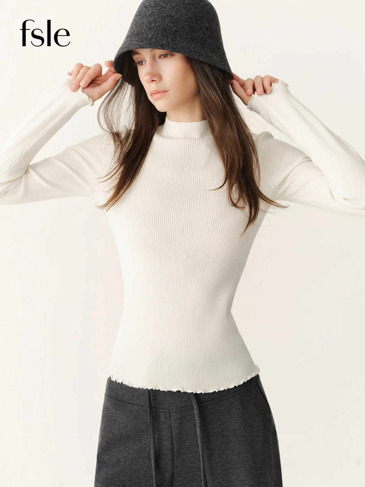 Geripptes Damen Langarmshirt mit Stehkragen und Wellenkanten