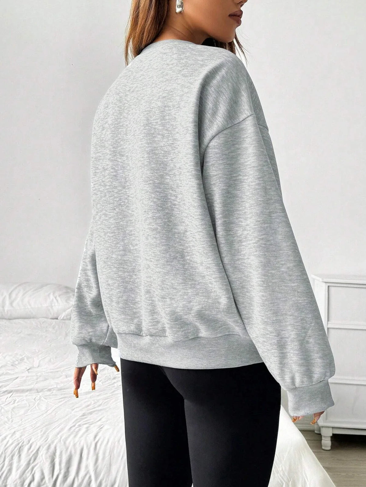 Oversize-sweatshirt til damer med rund hals, lange ærmer, grå pullover