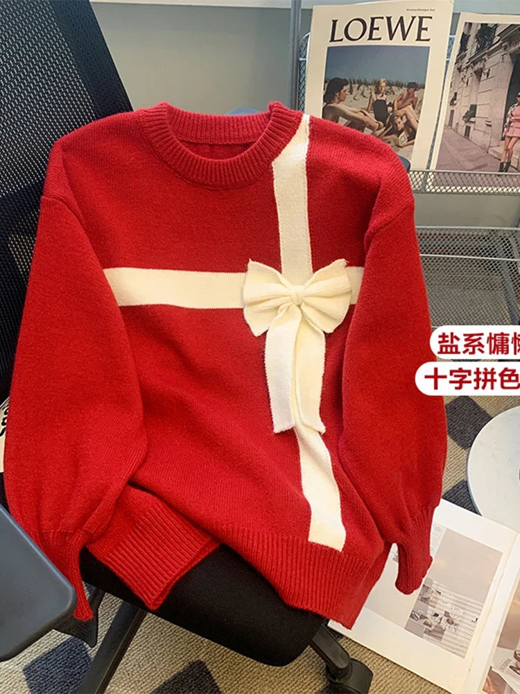 Roter Pullover mit weißem Band und Schleife