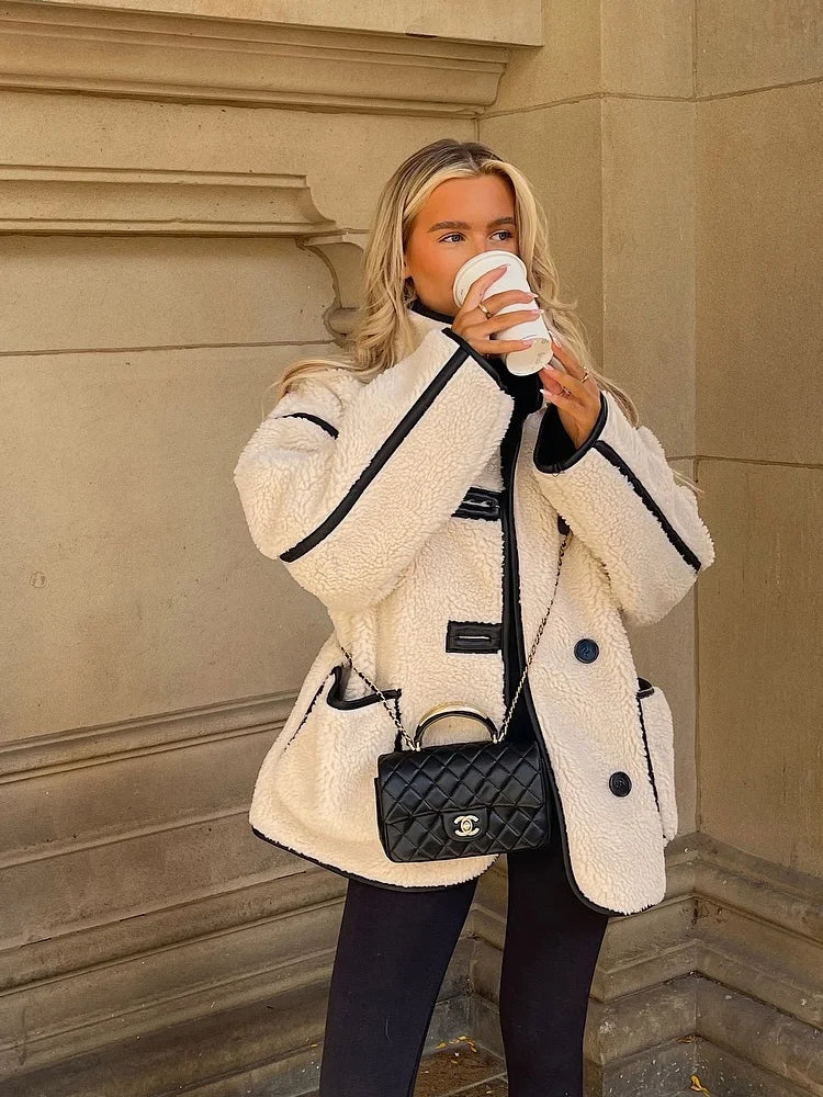 Damska oversize kurtka teddy z kontrastowymi szwami – modny płaszcz street na jesień i zimę