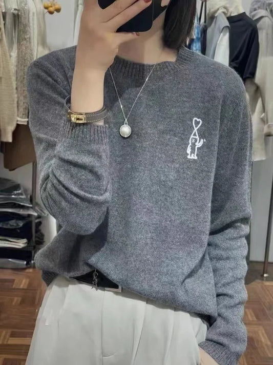 Pull femme à col rond avec broderie, manches longues et poignets côtelés, matière douce et douillette