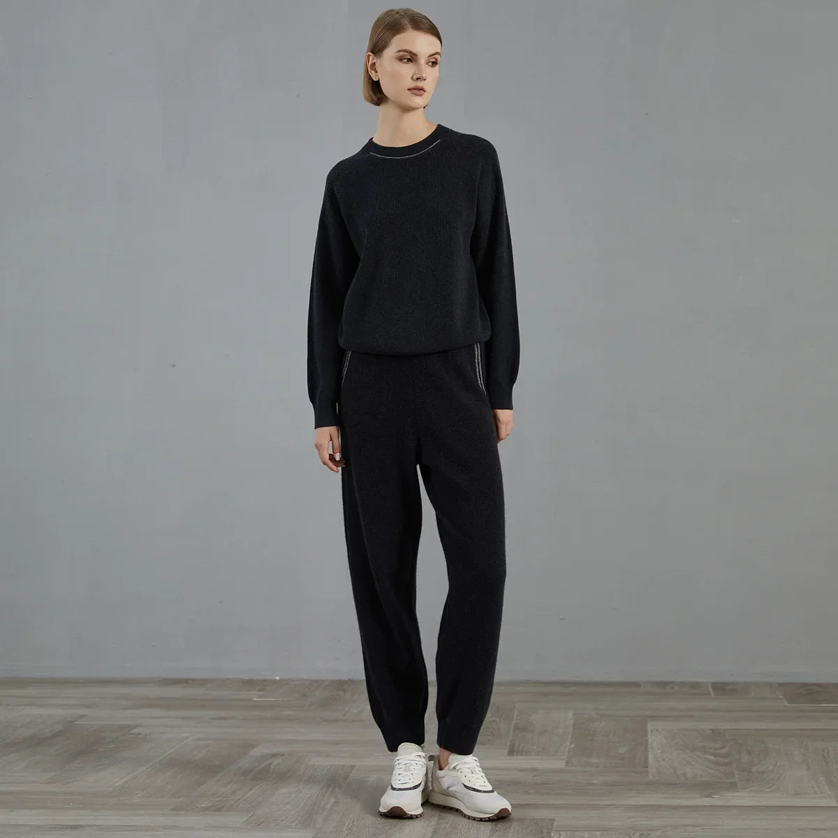 Pull pour femme à col rond, texture côtelée et couture décorative