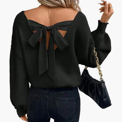 Damski sweter z wycięciem na plecach i kokardą – modny casualowy look na co dzień i wyjścia