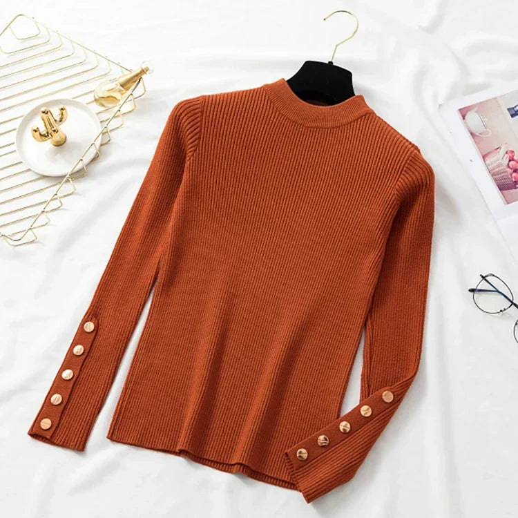 Gerippter Pullover mit Stehkragen und Zierknöpfen an den Ärmeln