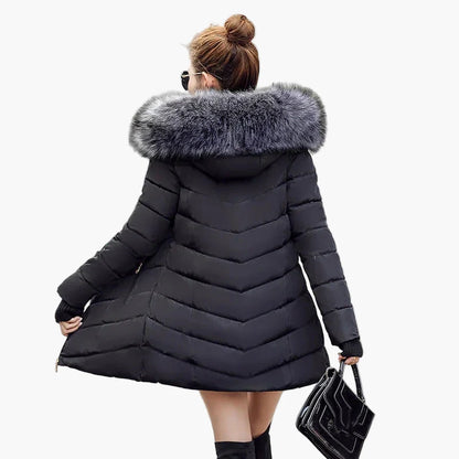 Cappotto trapuntato invernale da donna con cappuccio e collo in pelliccia – Look elegante da città per giornate fredde