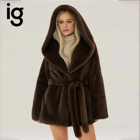 Braune kurze Jacke mit Kapuze und Bindegürtel aus weichem Material