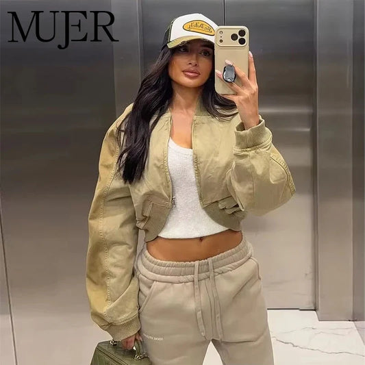 Kort bomberjacka för dam i beige med dragkedja och ribbade muddar
