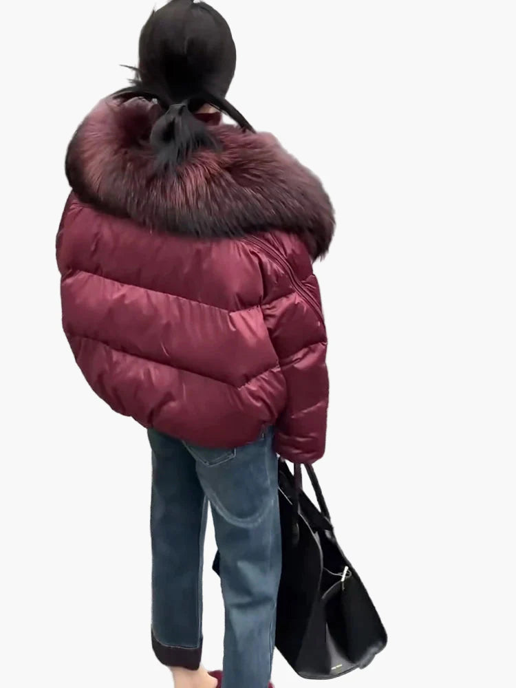 Giacca invernale imbottita da donna con cappuccio e lussuoso collo in pelliccia – giacca corta elegante per giornate fredde