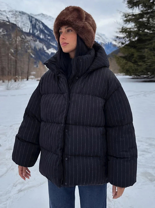 Damen Steppjacke mit Kapuze und Nadelstreifen – Gepolsterte Winterjacke