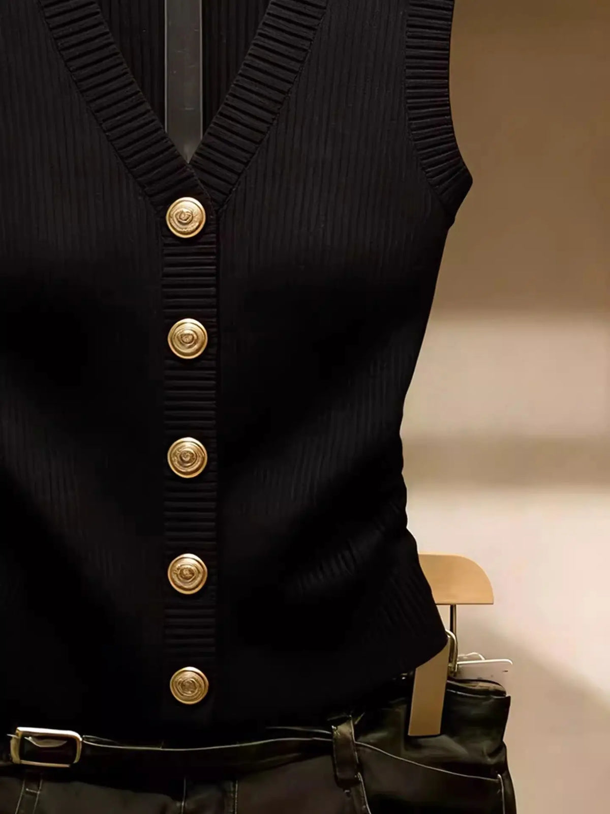 Gilet da donna in maglia nero con scollo a V e bottoni dorati