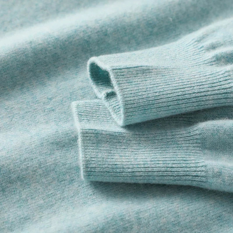Damestriktrøje med rund hals, lange ærmer og basic-design
