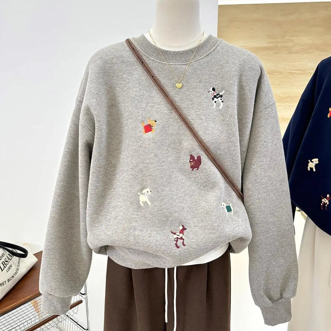 Sweat-shirt unisexe à col rond avec broderie de motifs de chiens