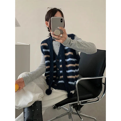 Gilet in maglia da donna lavorato a righe e pon pon, scollo a V