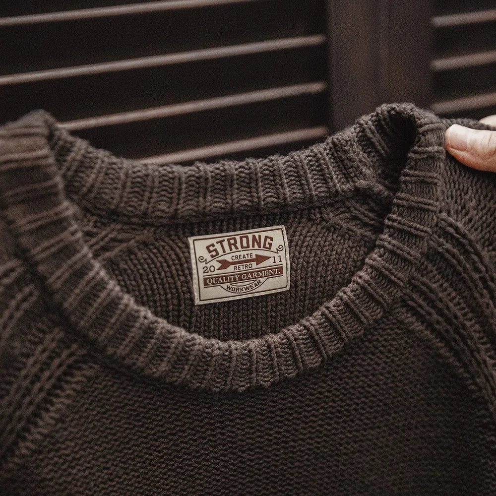 Brun strikpullover til herrer med rund hals og lange ærmer