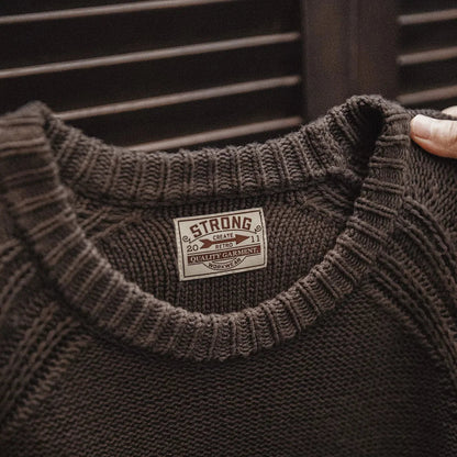 Brun strikpullover til herrer med rund hals og lange ærmer